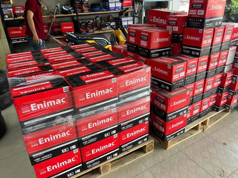 Đội ngũ kỹ thuật Khang Tuấn Phát kiểm tra ắc quy Enimac trước khi xuất kho